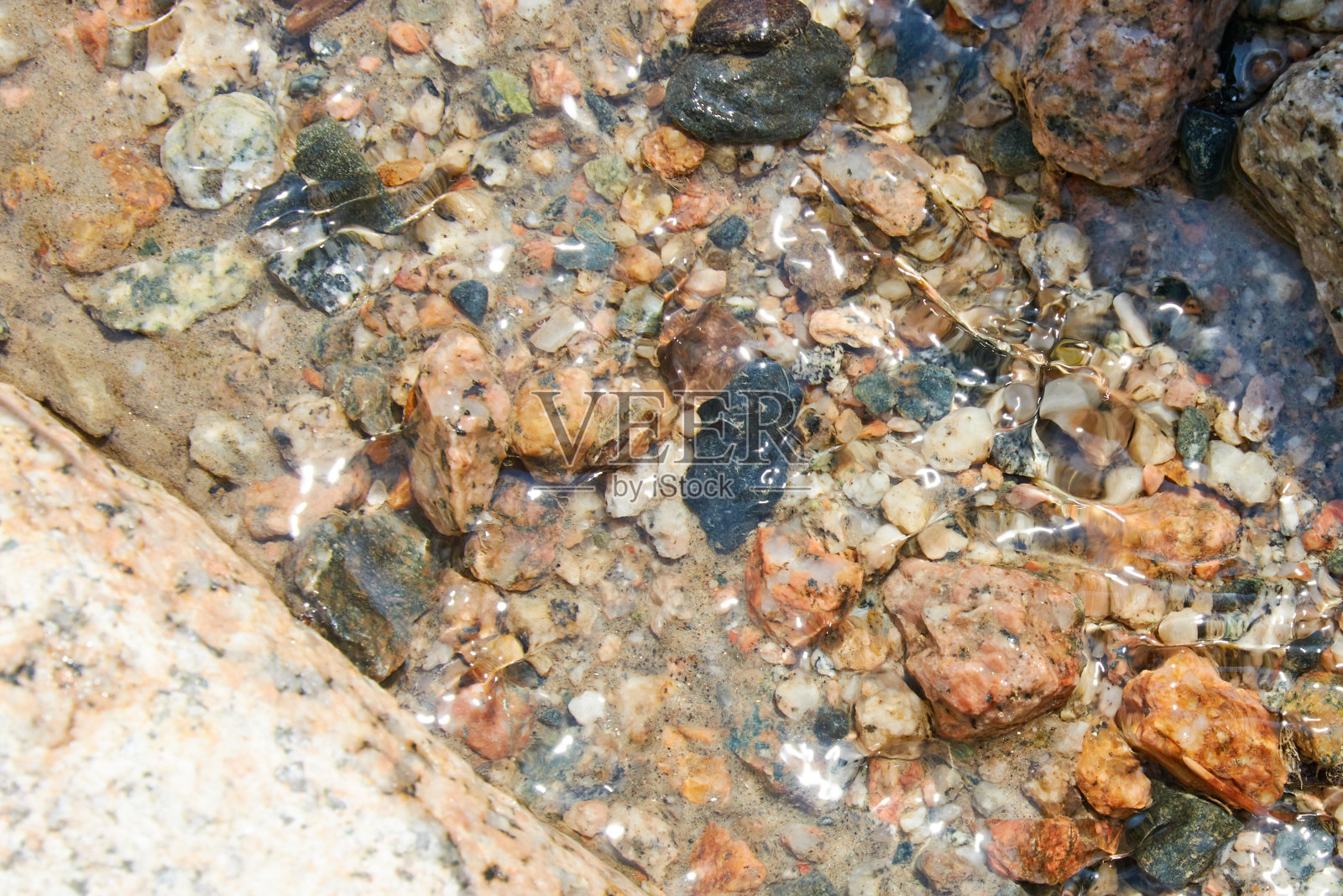 山涧底部的小石头照片摄影图片