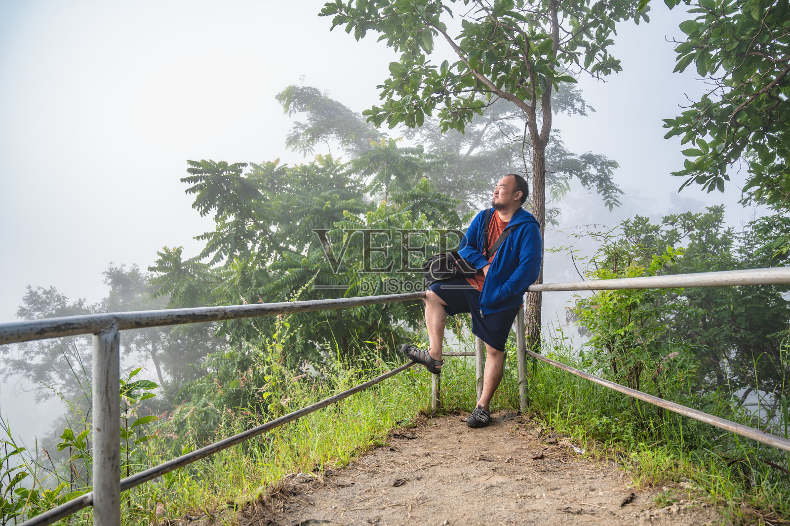 在雾天里，亚洲胖家伙对福thok chiang khan。清汗是一个古老的城镇，也是泰国游客非常喜欢的旅游目的地照片摄影图片