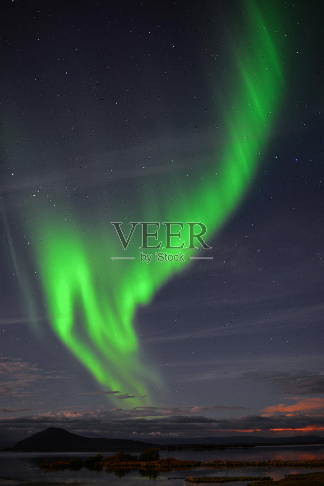 极光在湖上飘动Mývatn照片摄影图片