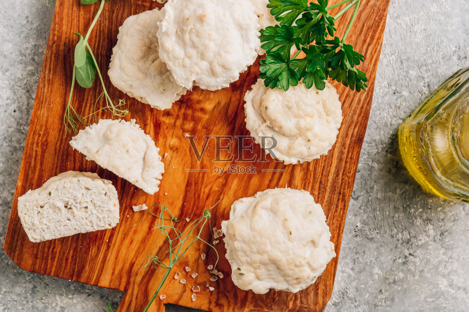 自制的鸡肉松饼-鸡柳和蛋清在盘子里。蛋白质饮食，健康食品理念。有选择性的重点照片摄影图片