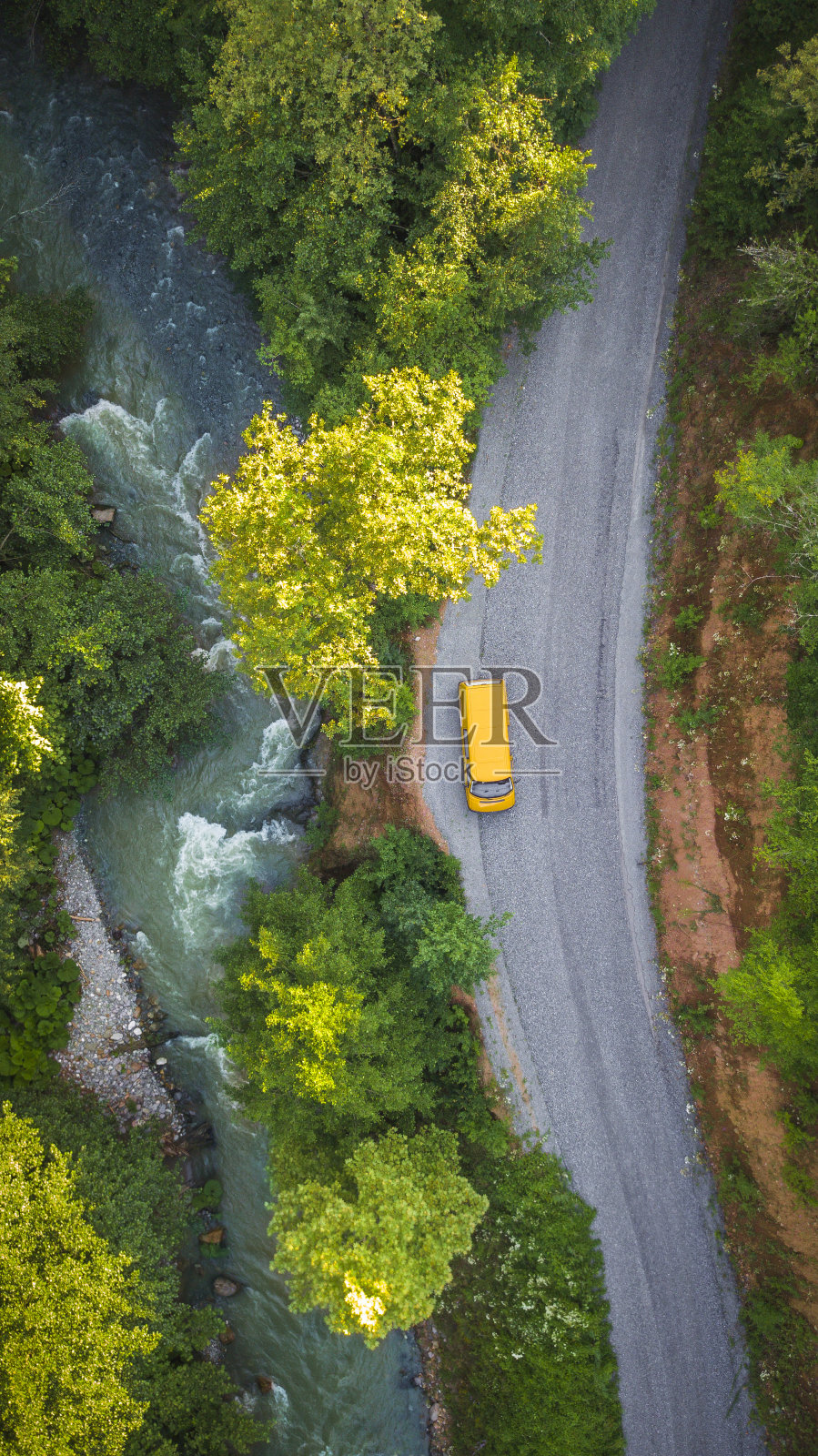 从无人机鸟瞰图的黄色露营者罐头和冷河附近Yedigöller国家公园-博鲁省，土耳其照片摄影图片