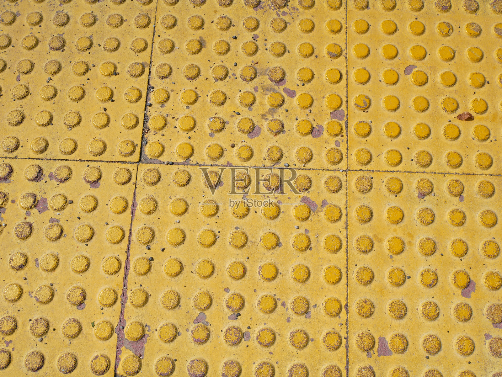 一个黄色路面为盲人制作的特写照片摄影图片