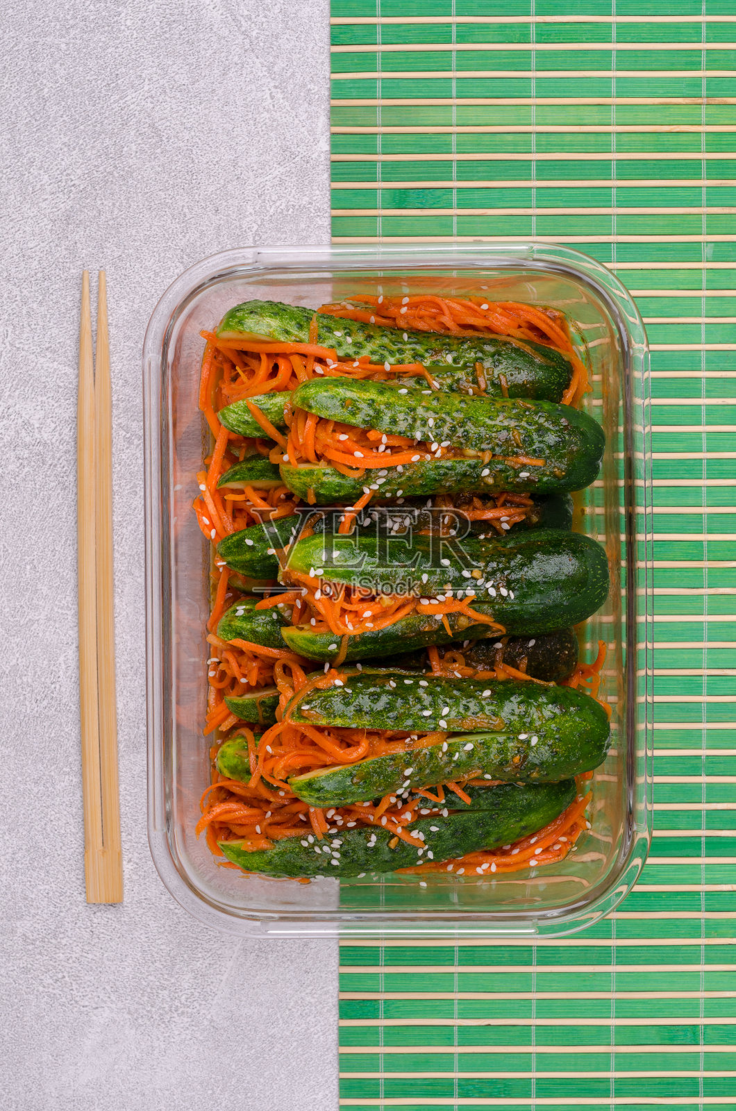 发酵黄瓜配胡萝卜和香料。照片摄影图片