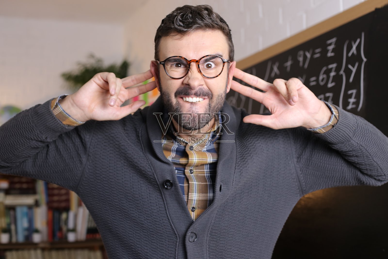 老师在教室里露出丑陋的面孔照片摄影图片