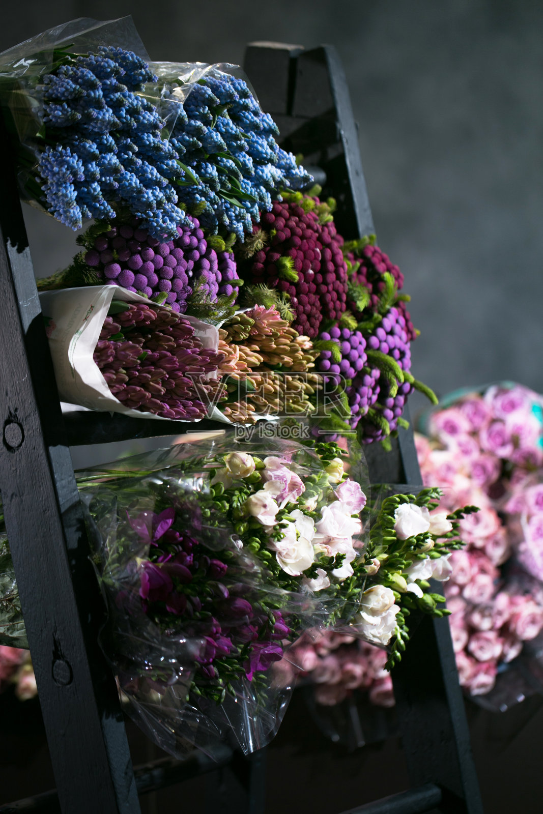 鲜花在花店背景郁金香玫瑰花束背景网上商店照片摄影图片