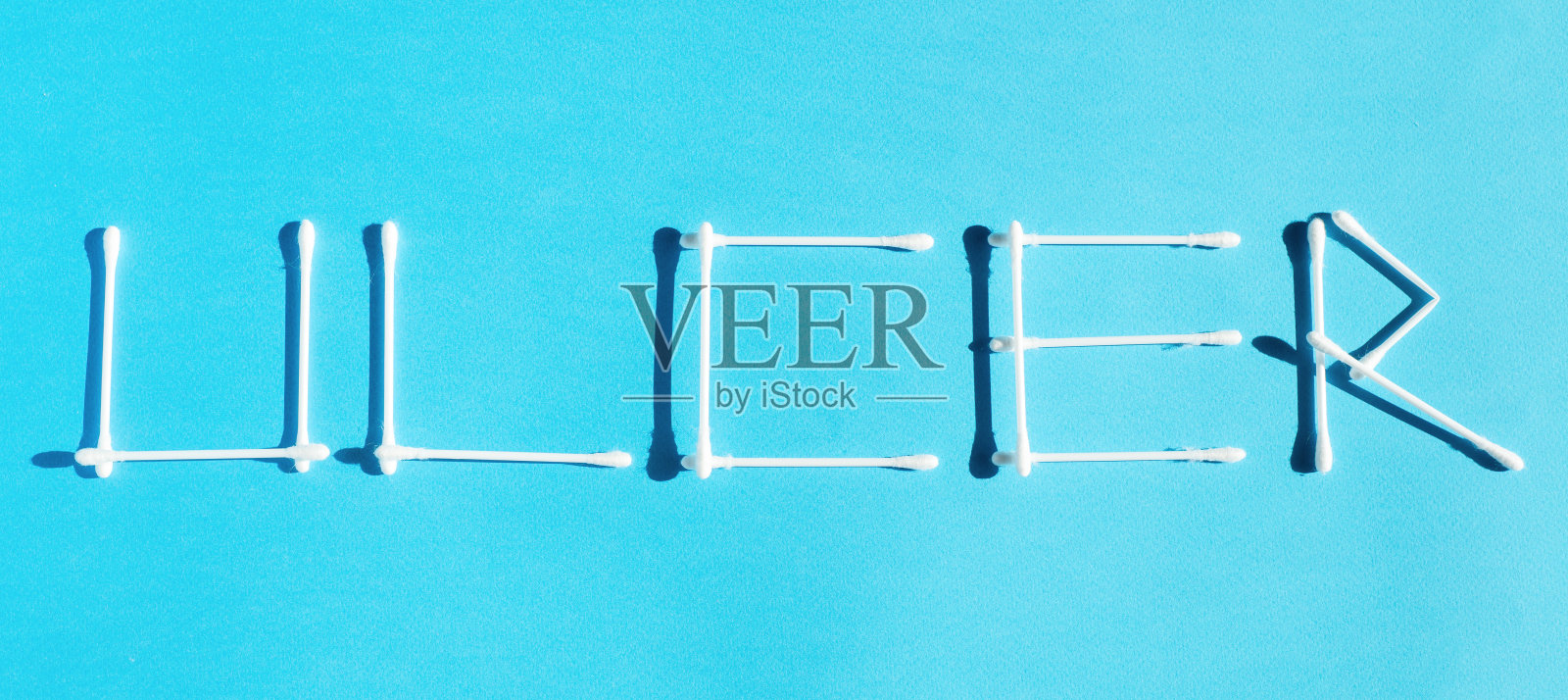 溃疡这个词是用棉签衬在蓝色背景上的照片摄影图片