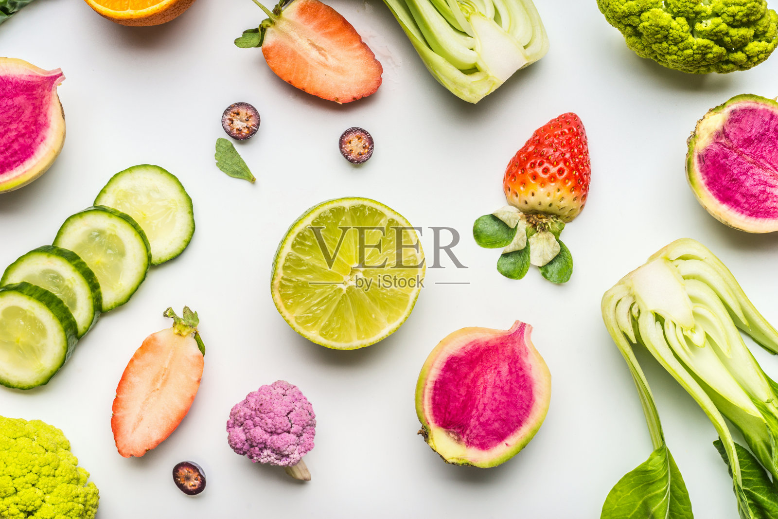 色彩鲜艳的健康水果和蔬菜清洁饮食和排毒饮食营养白色。照片摄影图片