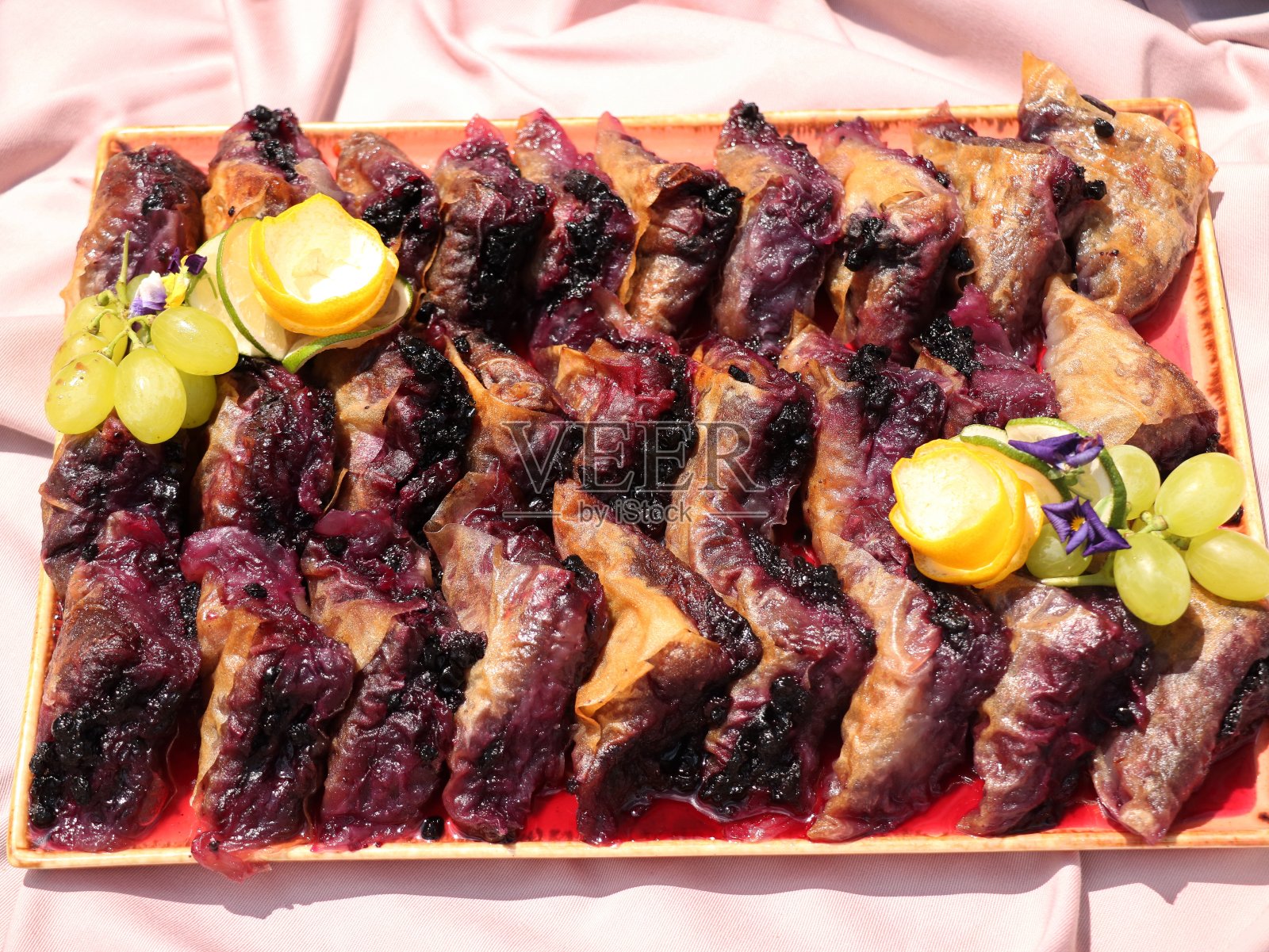 塞尔维亚餐厅供应的樱桃和红醋栗派照片摄影图片