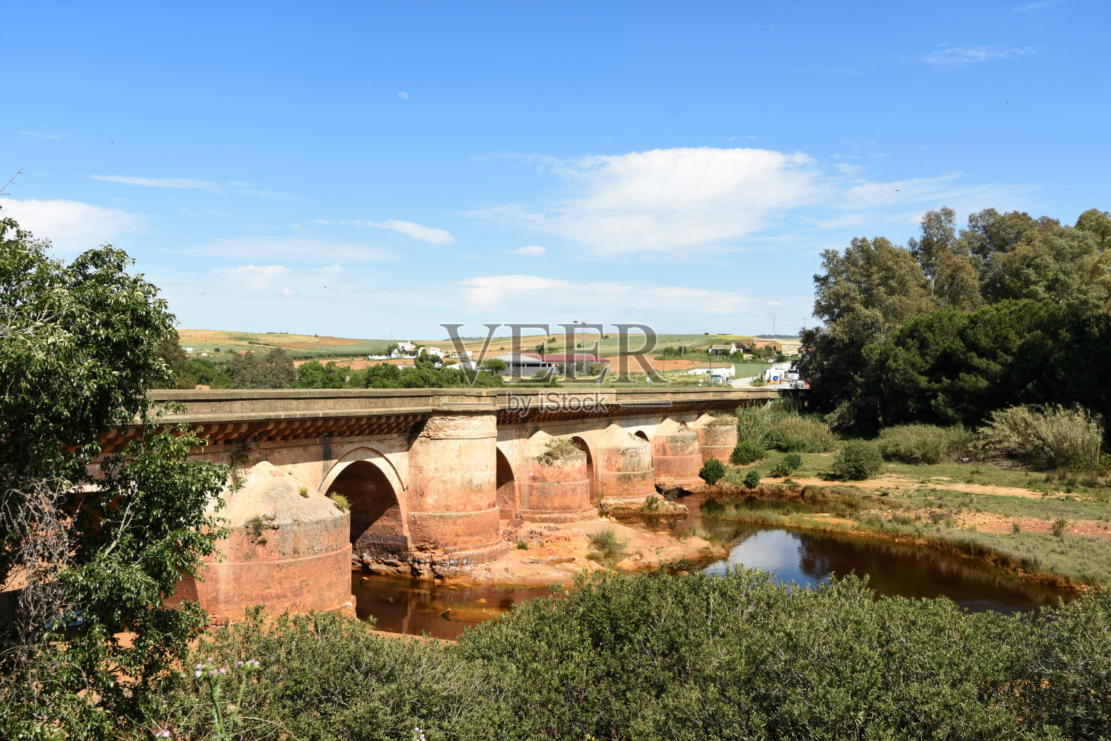西班牙安达卢西亚韦尔瓦省尼布拉村的罗马桥和里约热内卢Tinto照片摄影图片