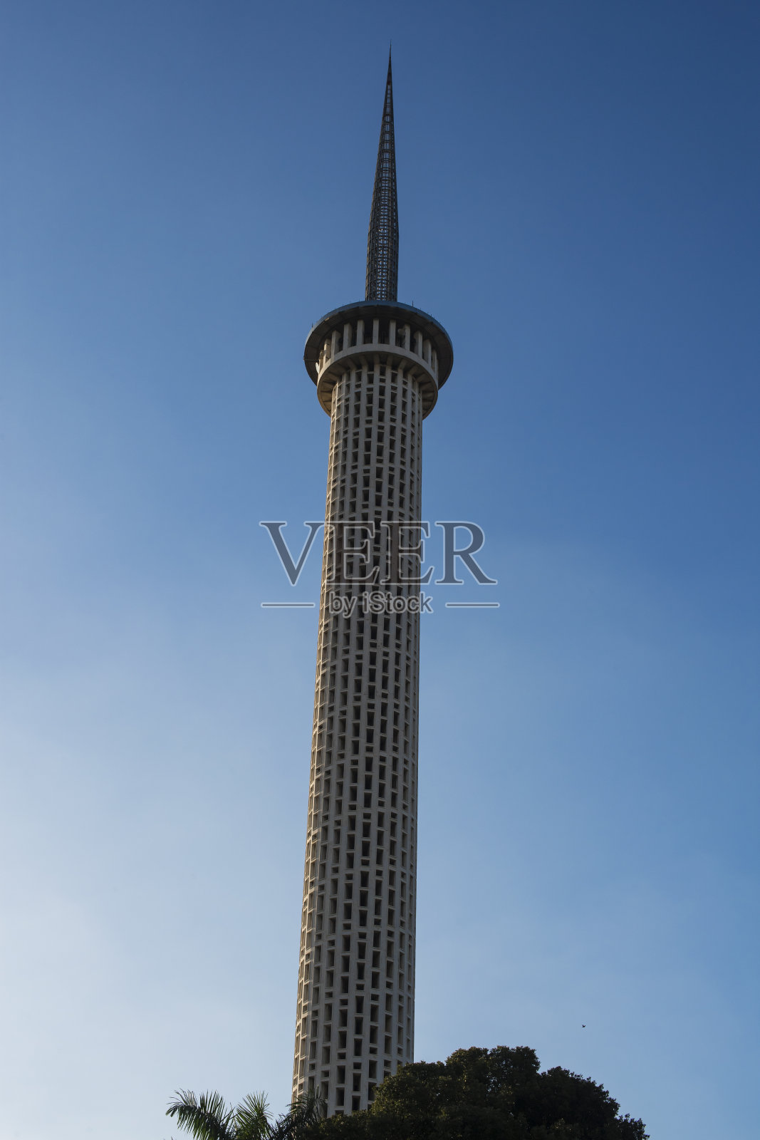 晴朗的天空下雅加达伊斯提格尔清真寺的高尖塔照片摄影图片