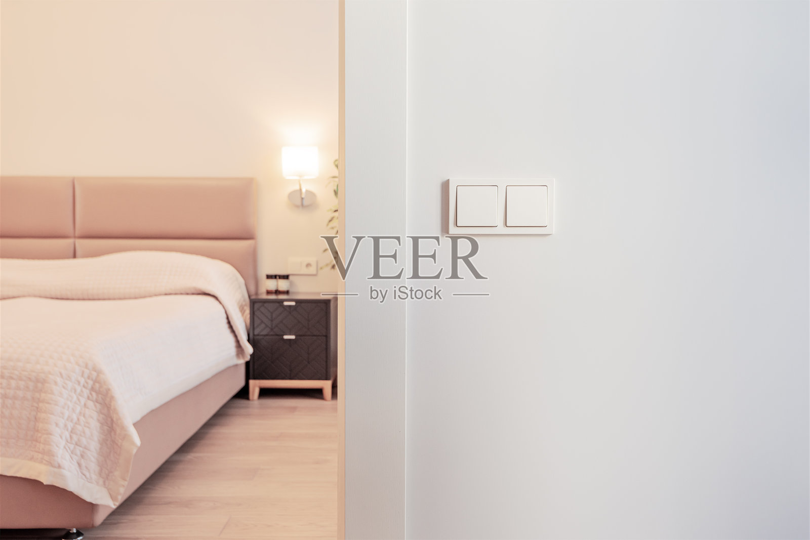 现代明亮的卧室内部与灯开关在前面的计划照片摄影图片