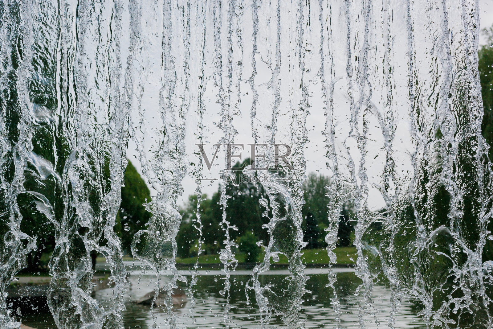 内部视图的瀑布水对自然景观的背景。水的运动照片摄影图片