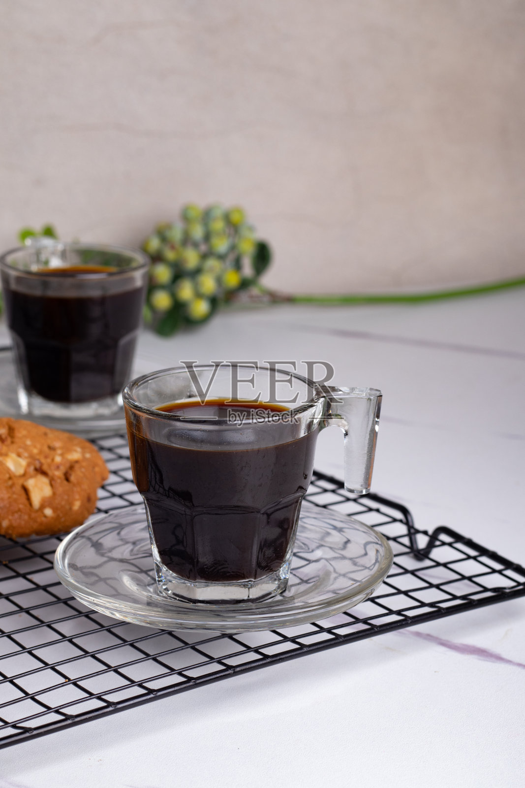 热黑咖啡在一个透明的杯子和饼干照片摄影图片