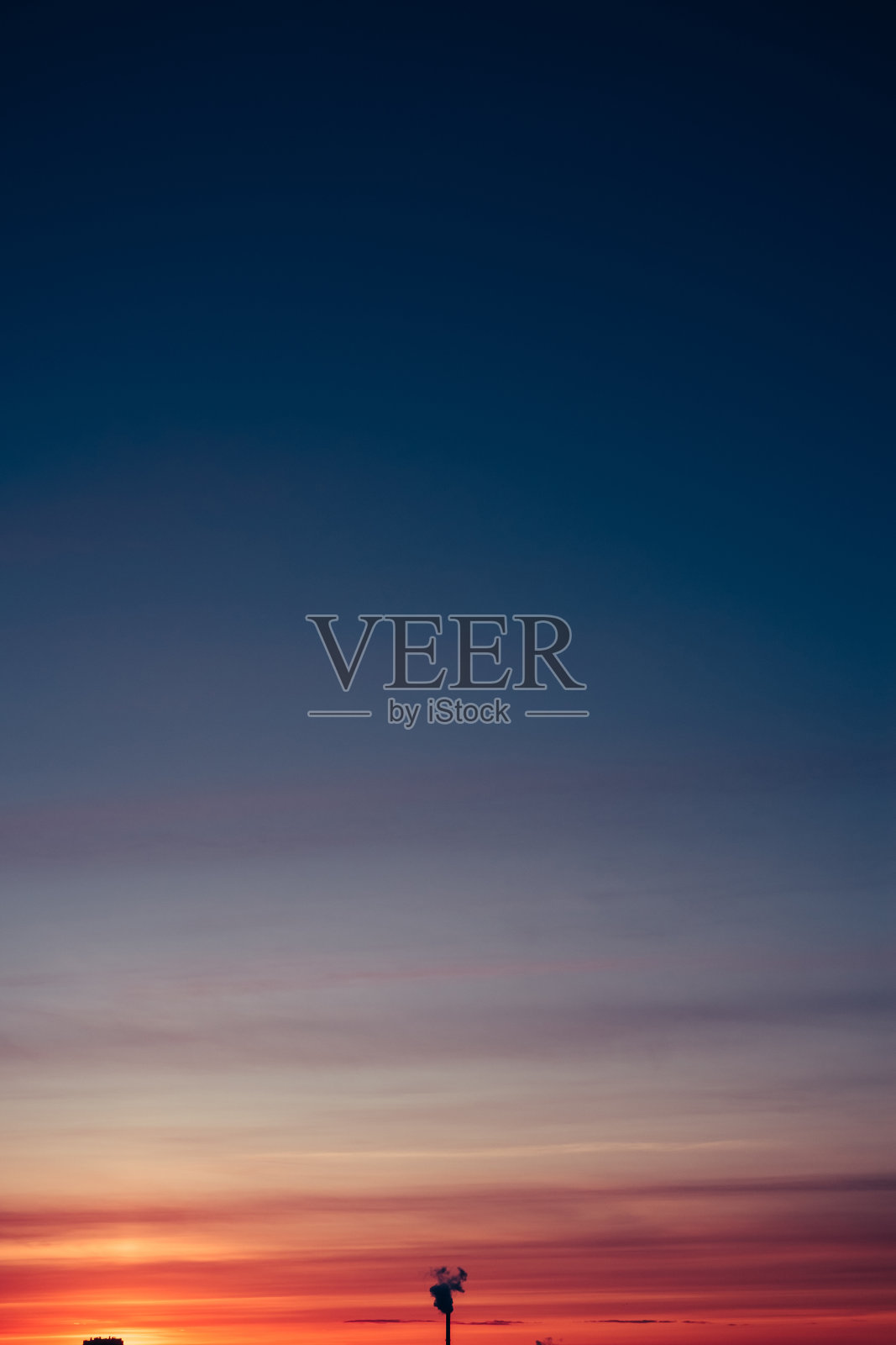 城市地铁在日落天空的背景照片摄影图片