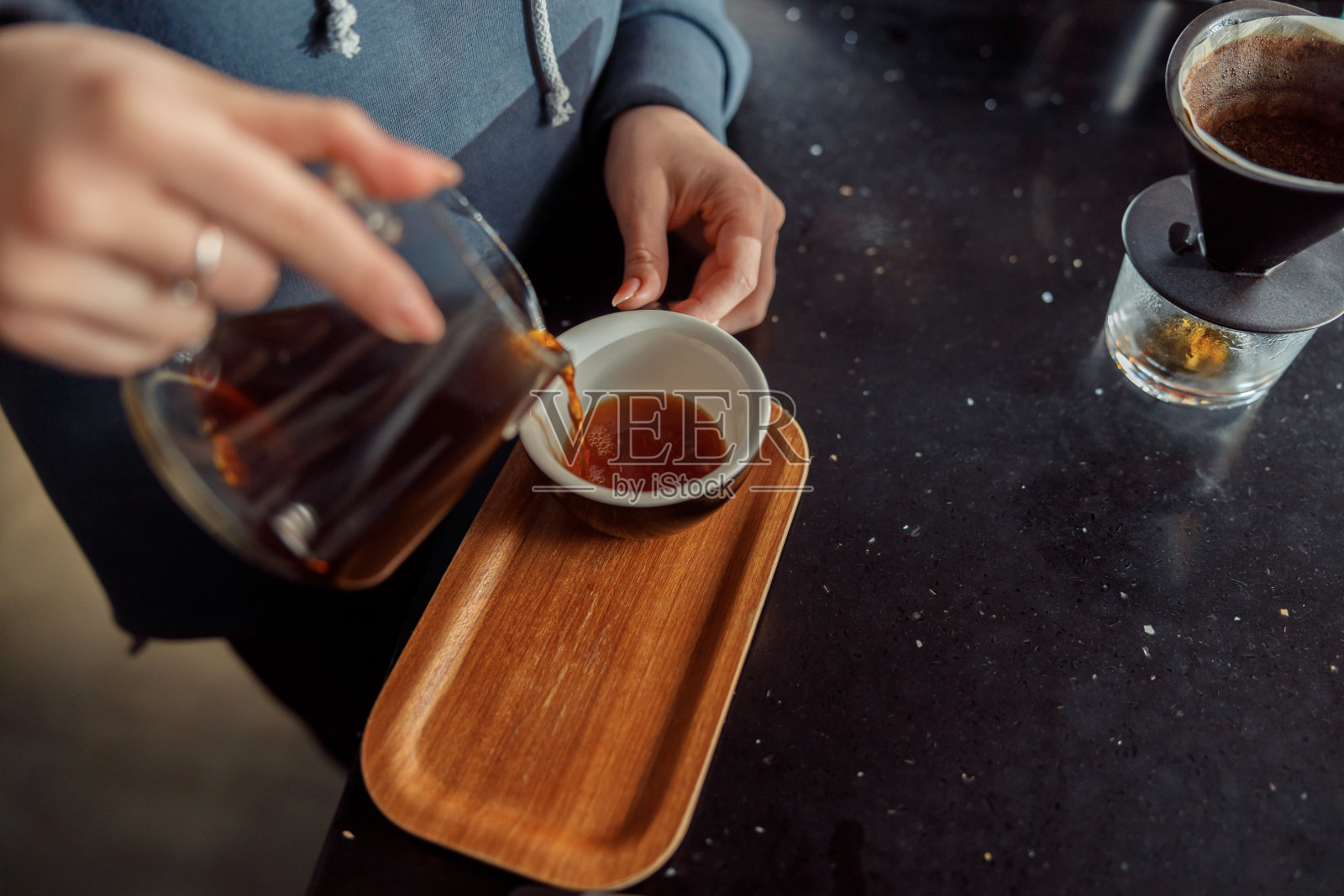 快乐微笑的专业咖啡师在咖啡馆照片摄影图片