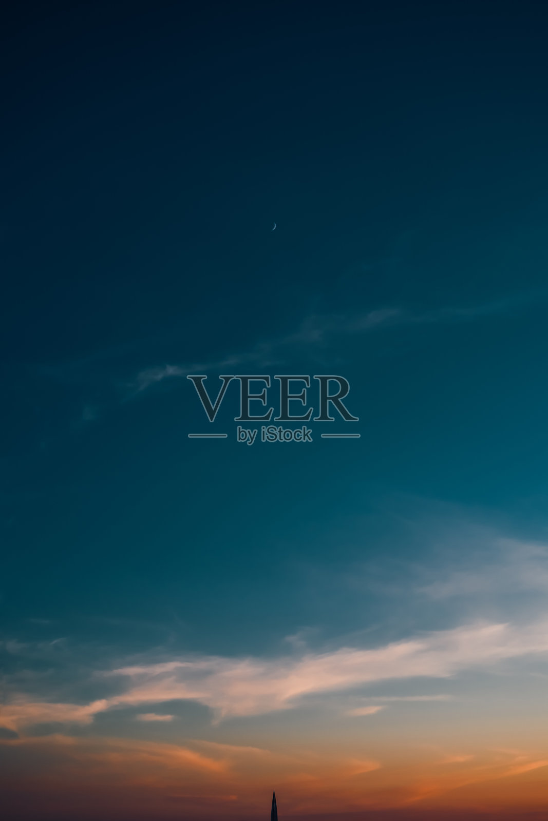 拉赫塔中心下的月亮在蓝色的日落天空照片摄影图片