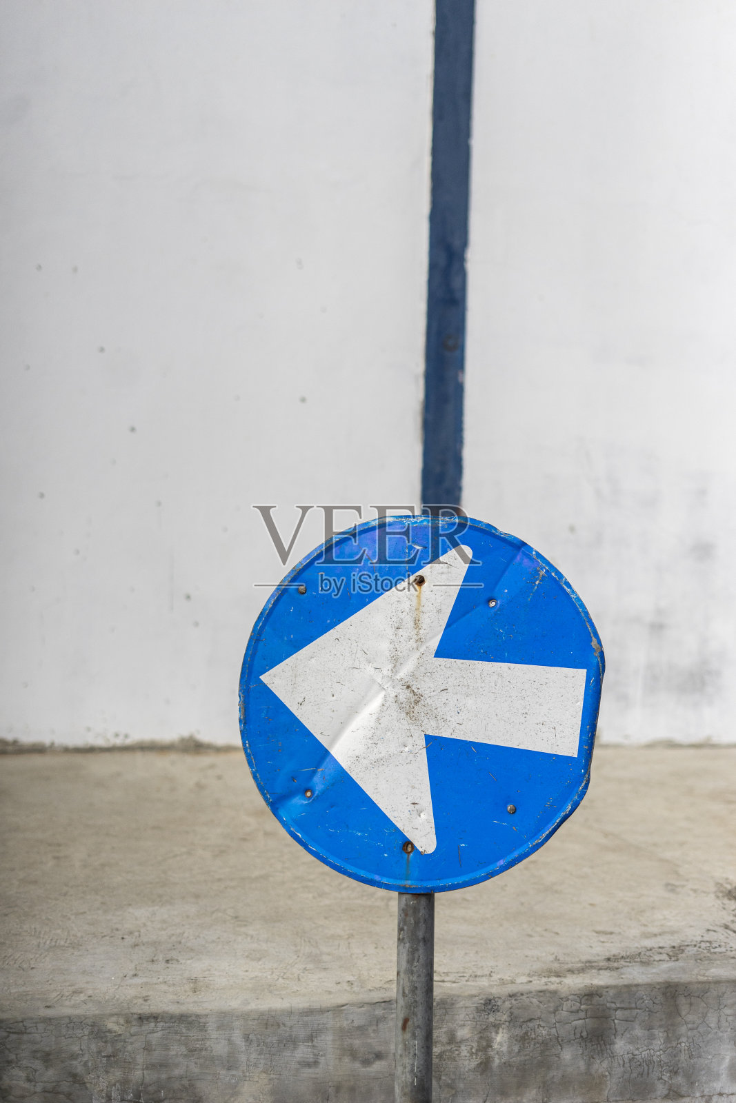 坏了的蓝色街道方向标志照片摄影图片