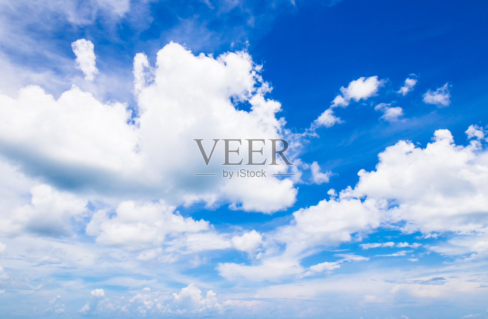 蓝天上白云飘飘。照片摄影图片