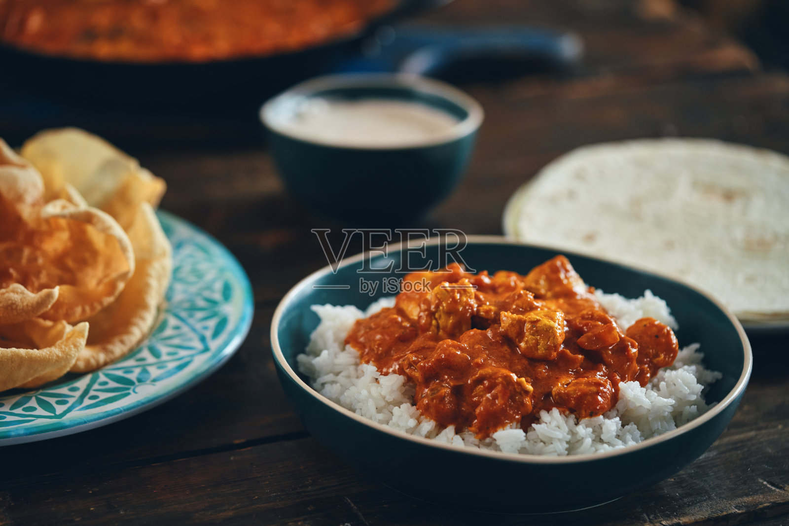 印度咖喱鸡配馕饼和Pappadom照片摄影图片
