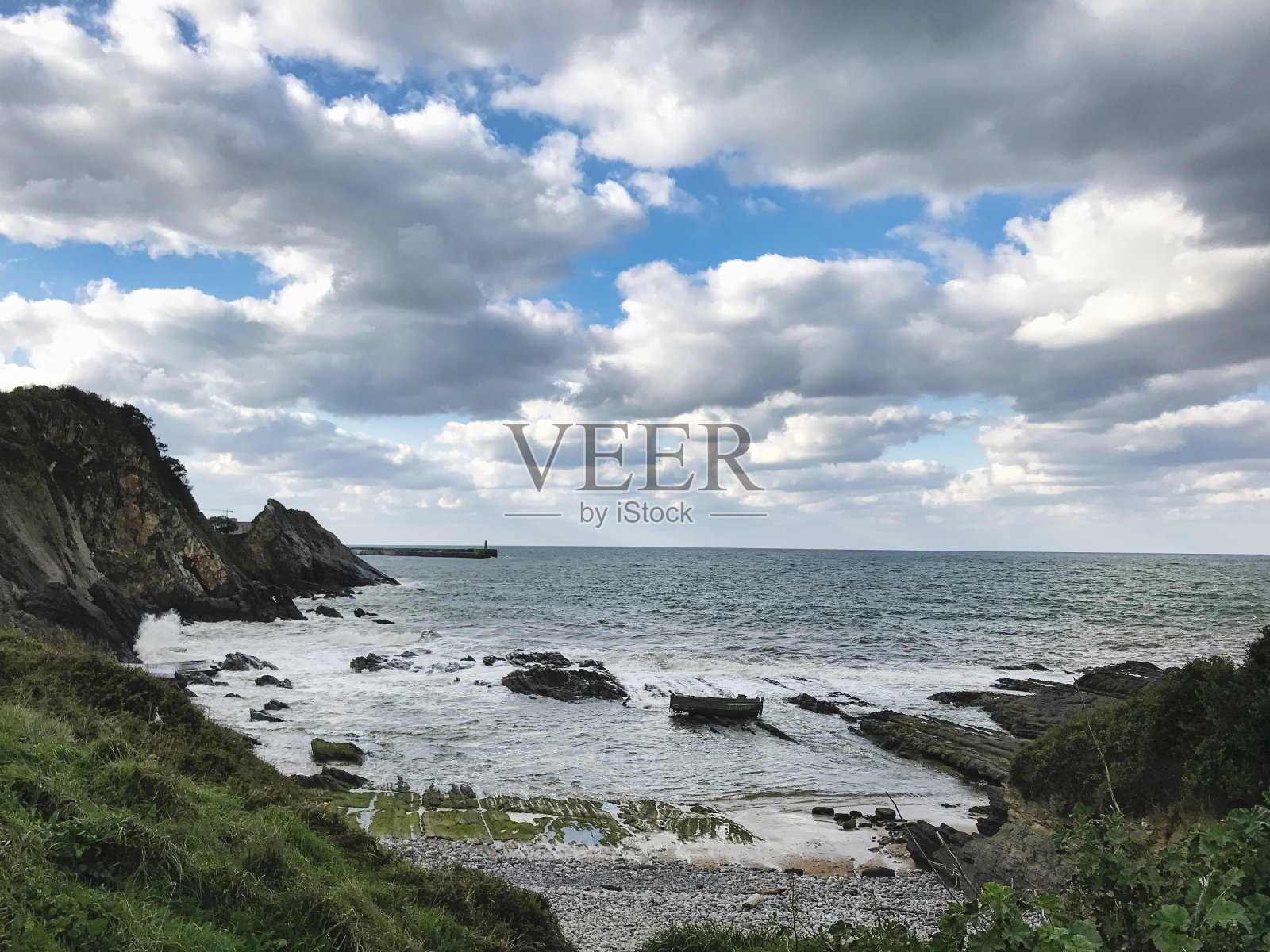 汽艇在暴风雨后照片摄影图片