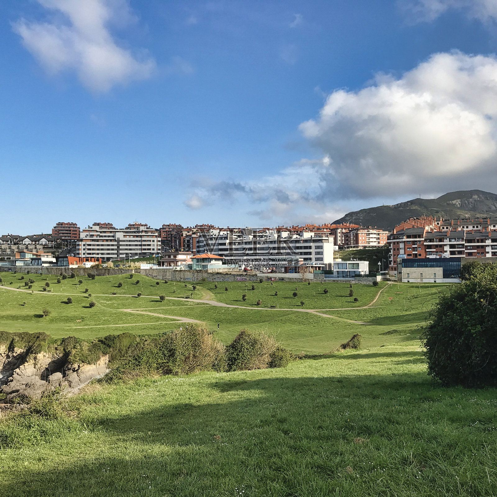 卡斯特罗乌尔迪拉莱斯城的景色。西班牙照片摄影图片