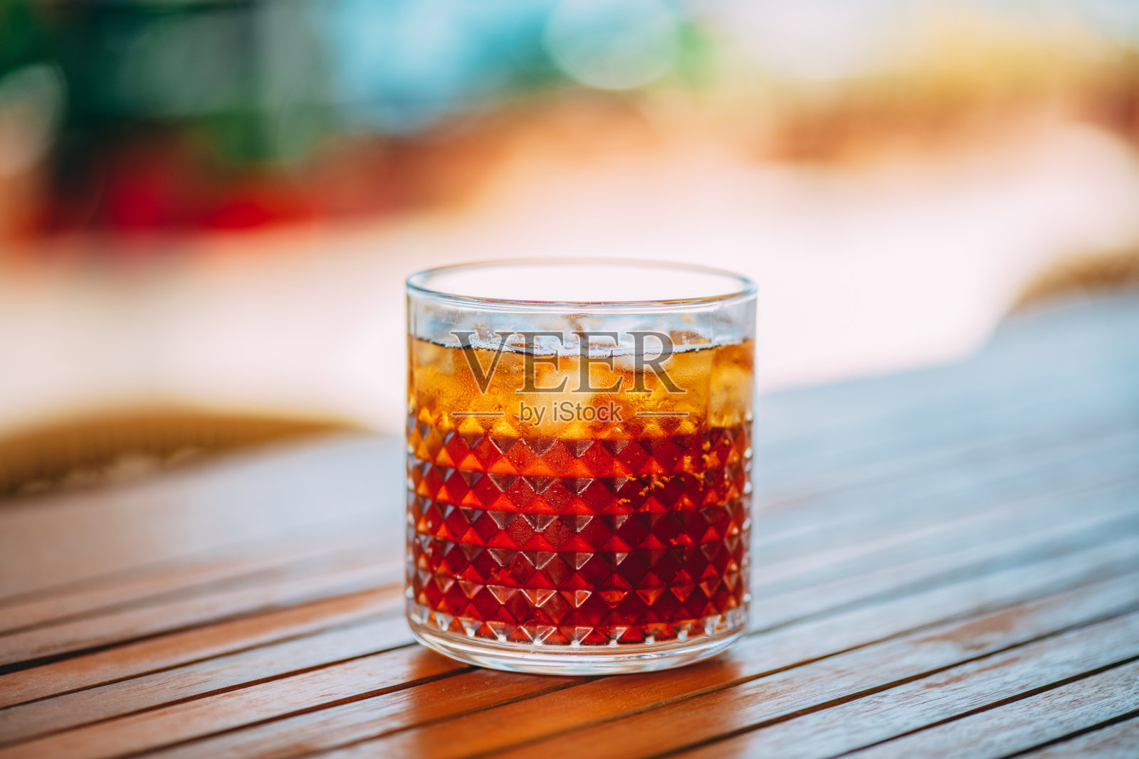 木桌上的浓缩汤力水照片摄影图片