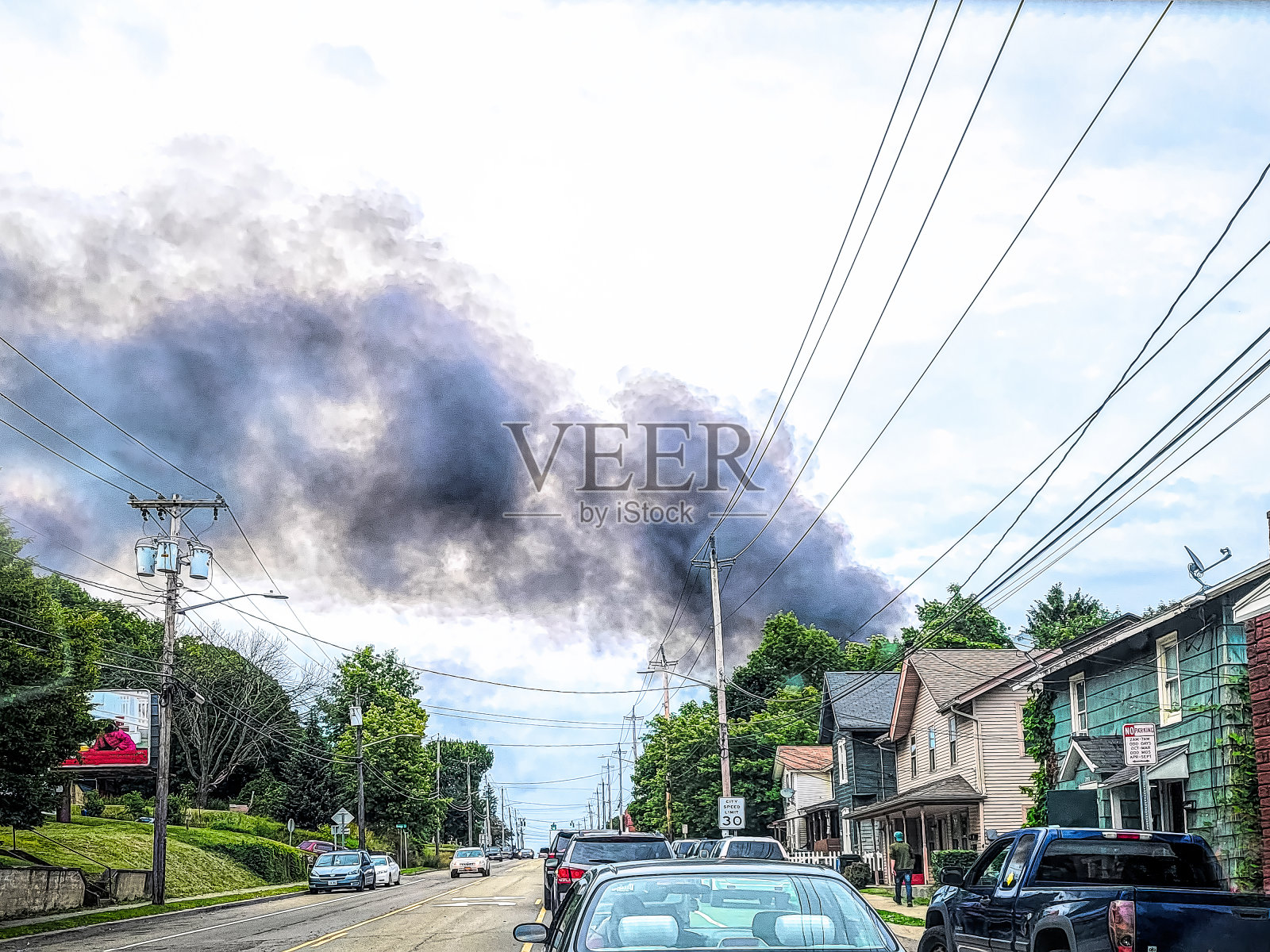 工厂火灾阻断交通照片摄影图片