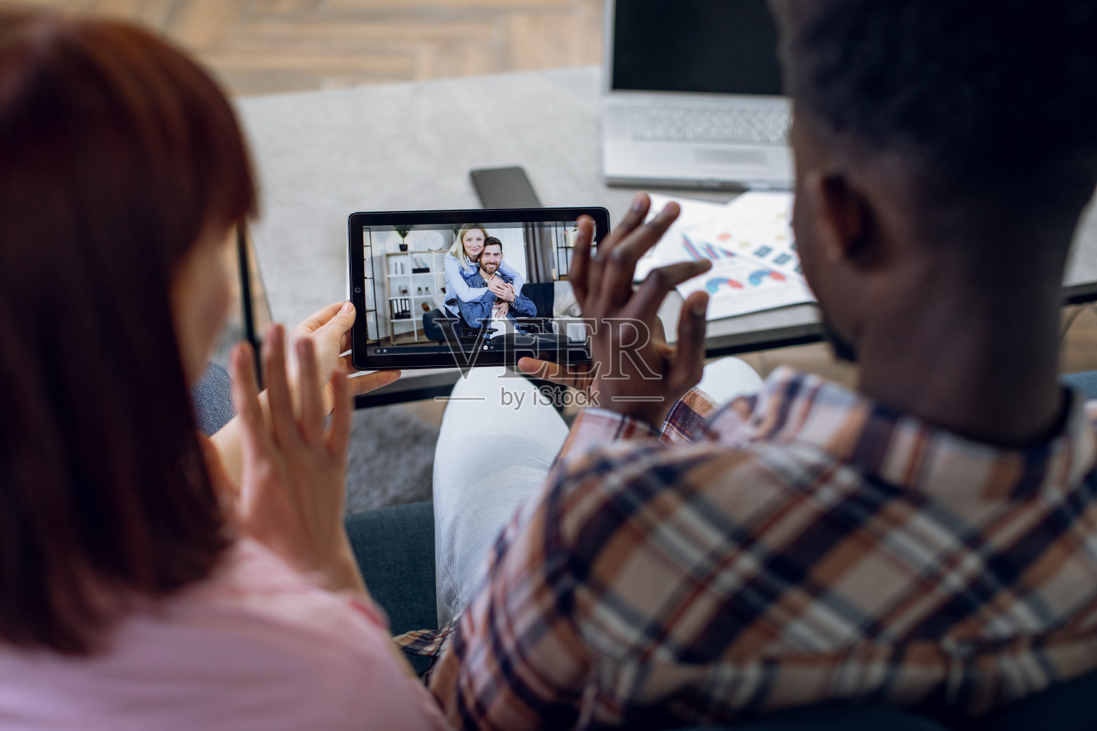 多民族夫妇在数字平板电脑上视频通话照片摄影图片