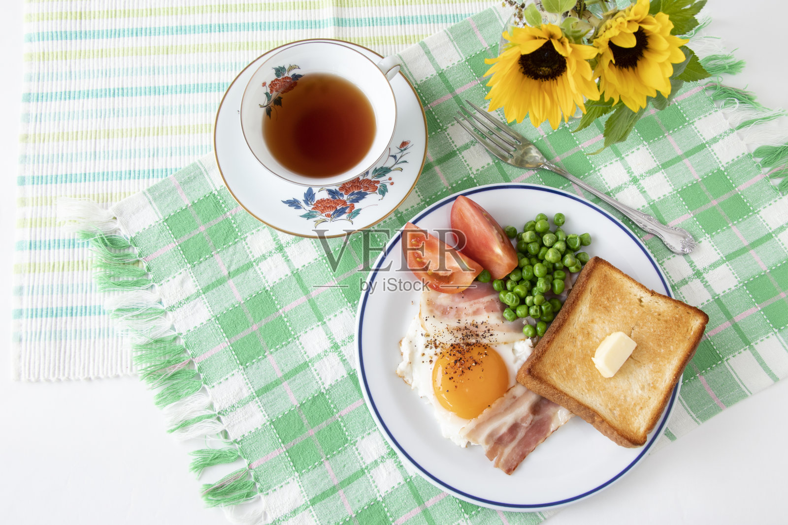 早餐——面包、鸡蛋和蔬菜照片摄影图片