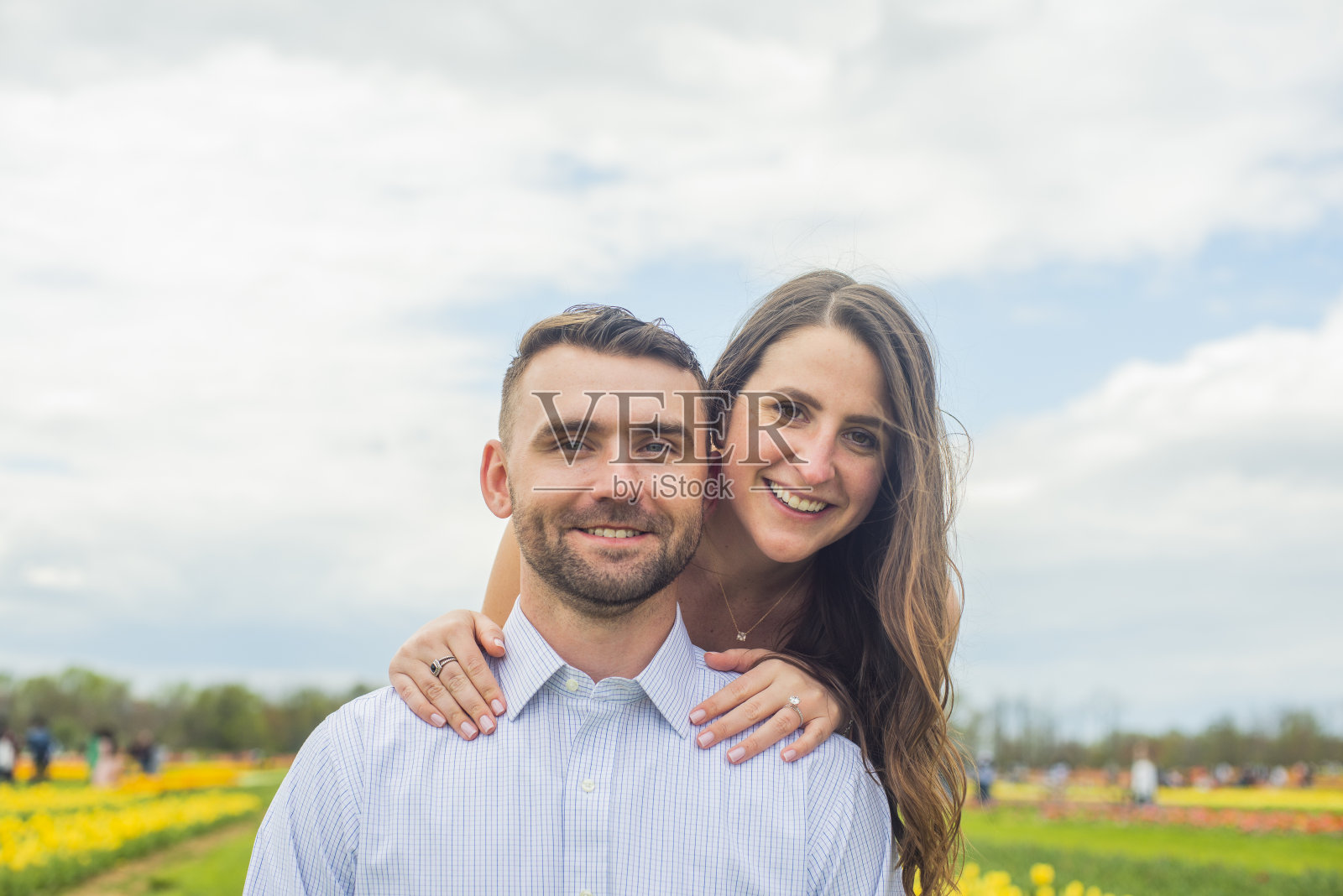 在郁金香农场订婚了照片摄影图片