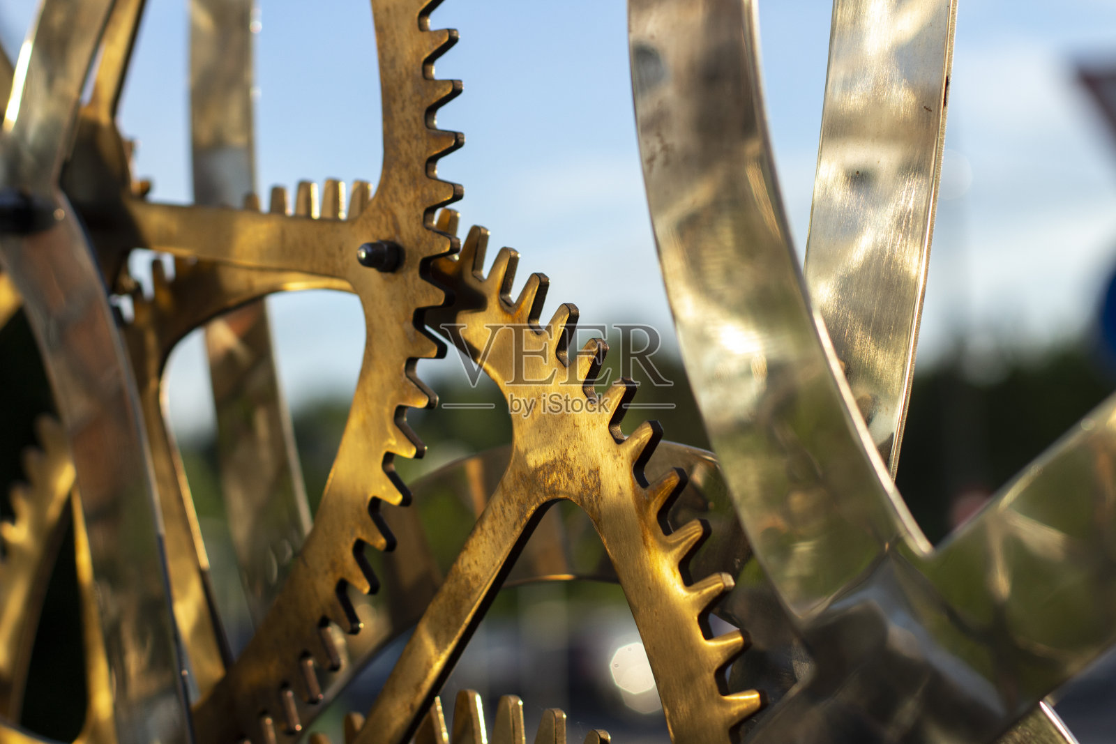 齿轮在阳光下。铜色的运动。照片摄影图片
