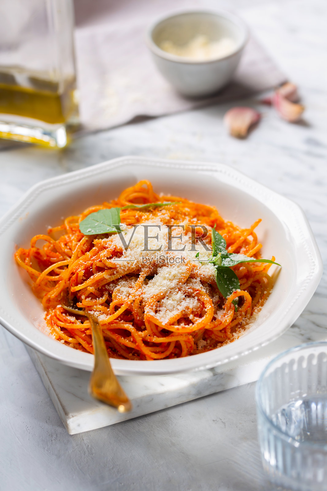 一个人的手上撒满了帕玛森奶酪通心粉和番茄酱照片摄影图片