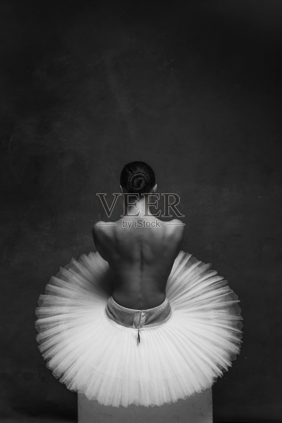 年轻漂亮的瘦芭蕾舞者正在工作室摆姿势照片摄影图片