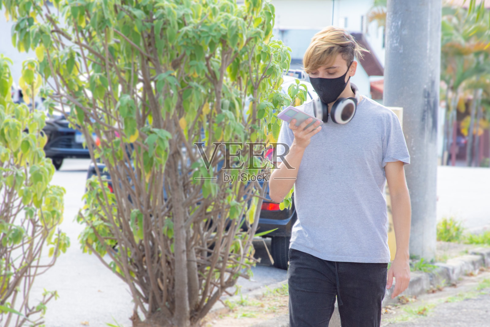 用耳机打电话的年轻人。照片摄影图片