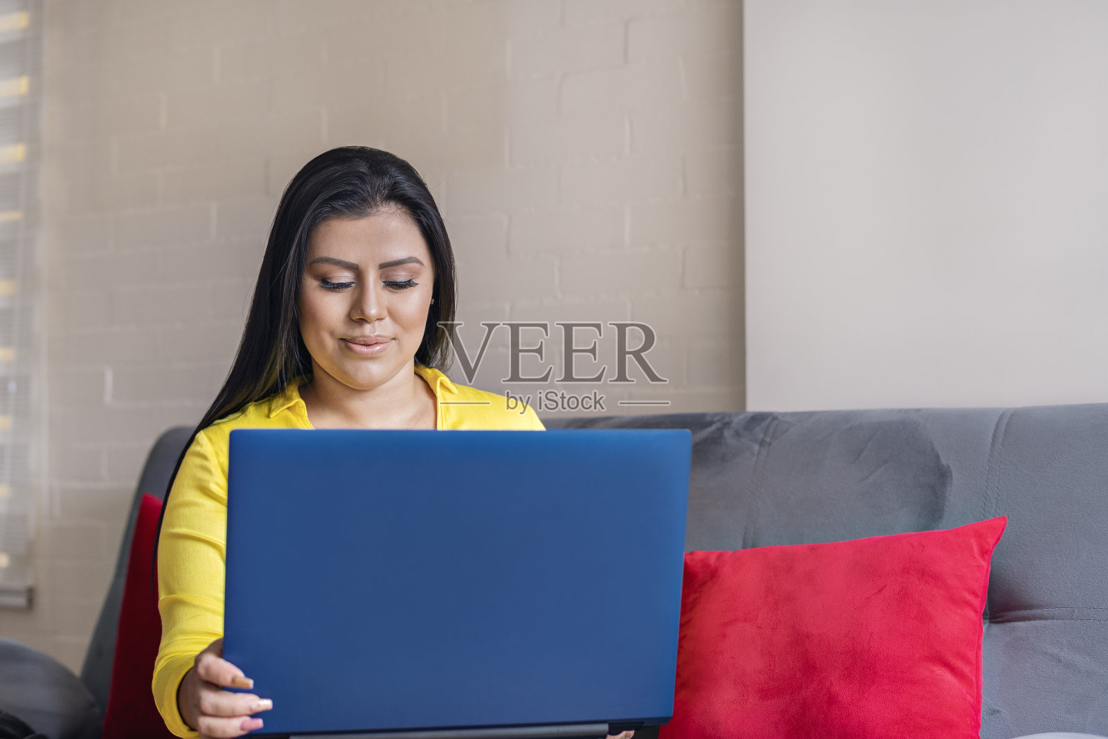 一个在家远程工作的女人的肖像照片摄影图片