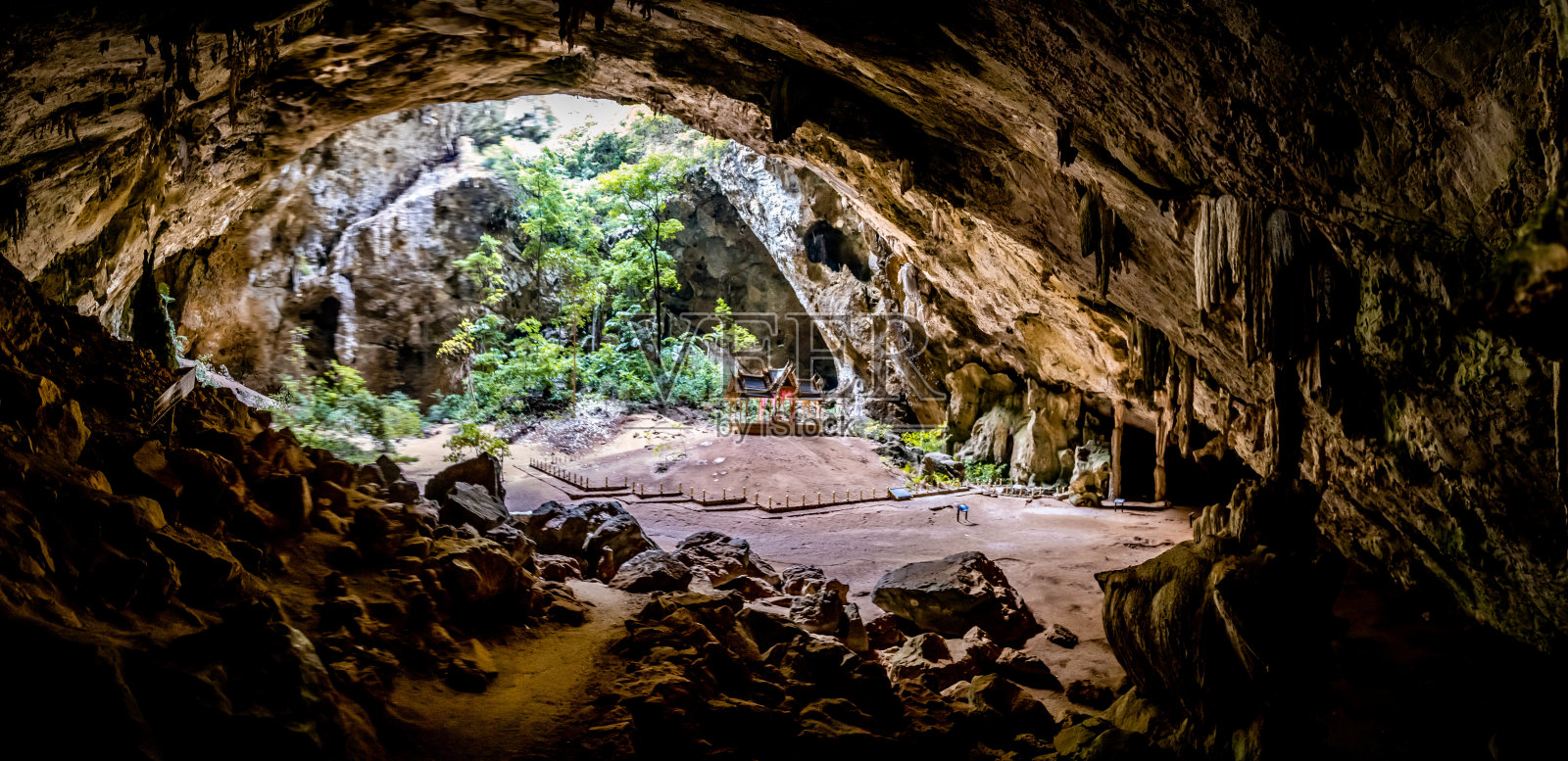 泰国帕拉雅·那空洞，Khua Kharuehat亭庙，位于泰国巴育普·基里汗Khao Sam Roi Yot国家公园照片摄影图片