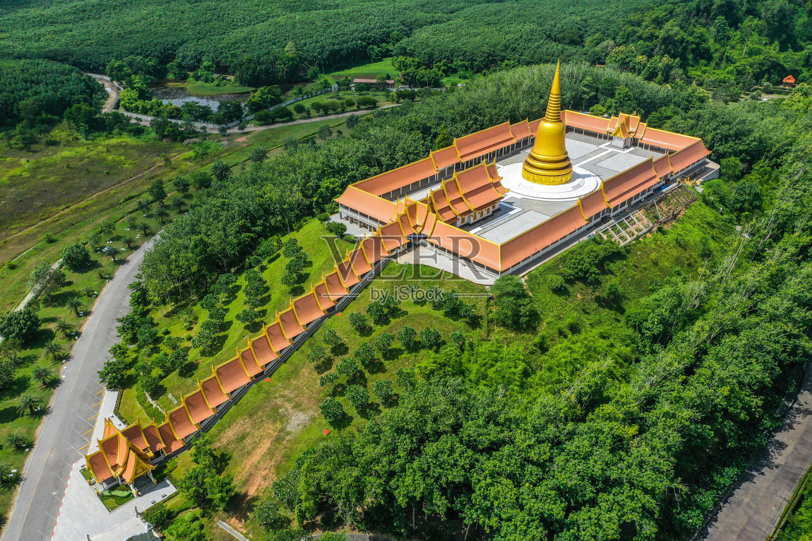 鸟瞰Wat Boonyawad和Wat Boonyawas，在Chon Buri，泰国照片摄影图片