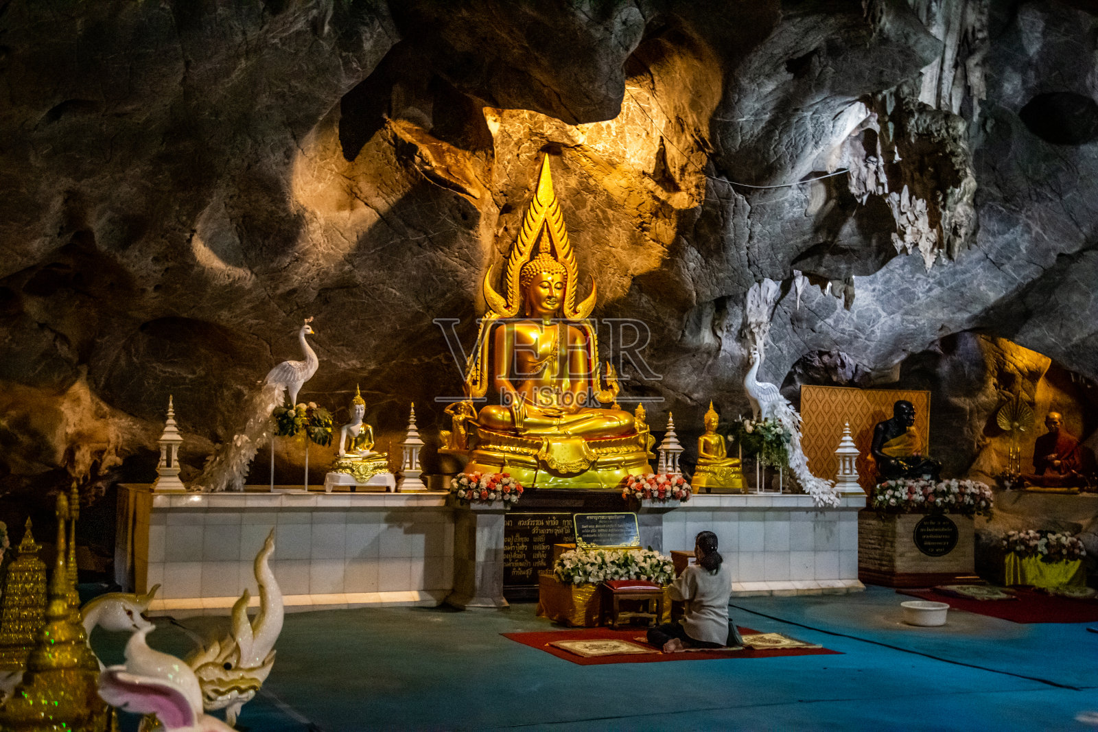 泰国北碧府洞中的卧房普华寺照片摄影图片