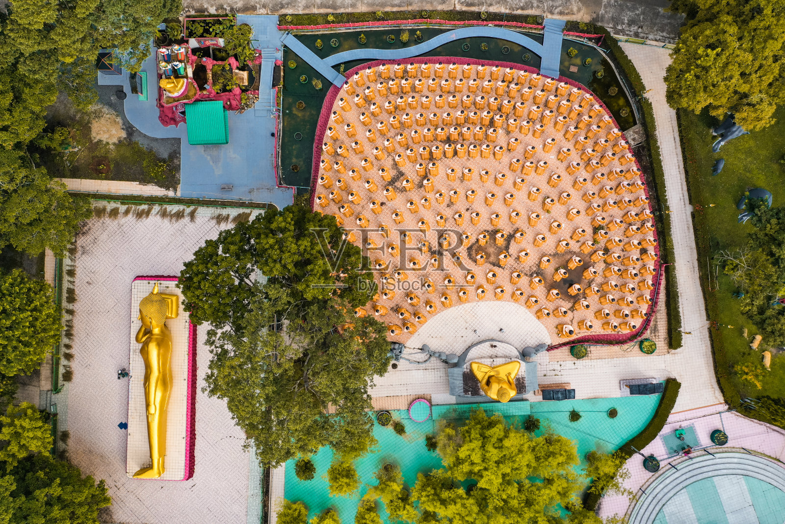 泰国昌他武里的察耶寺，金佛和数百名僧人照片摄影图片