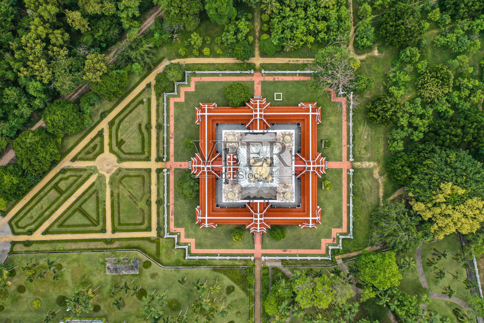 博德亚纳桑瓦兰达寺风格切迪，芭堤雅的菩提迦耶佛塔复制品泰国春布里省照片摄影图片