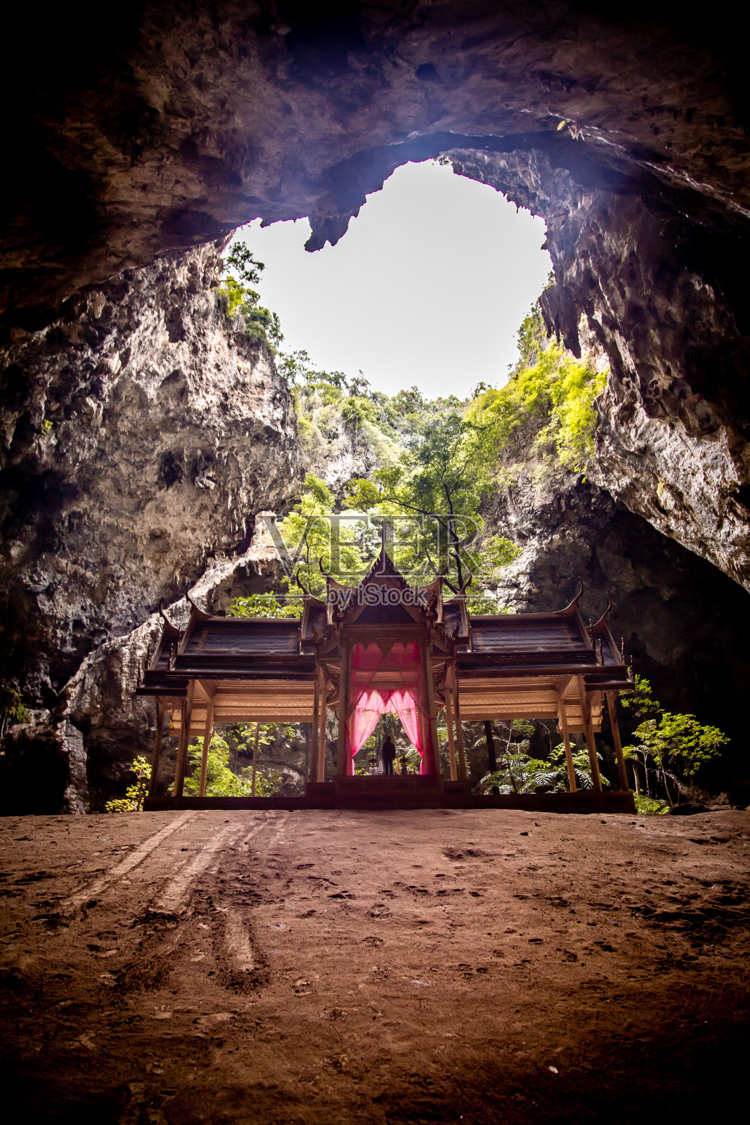 泰国帕拉雅·那空洞，Khua Kharuehat亭庙，位于泰国巴育普·基里汗Khao Sam Roi Yot国家公园照片摄影图片