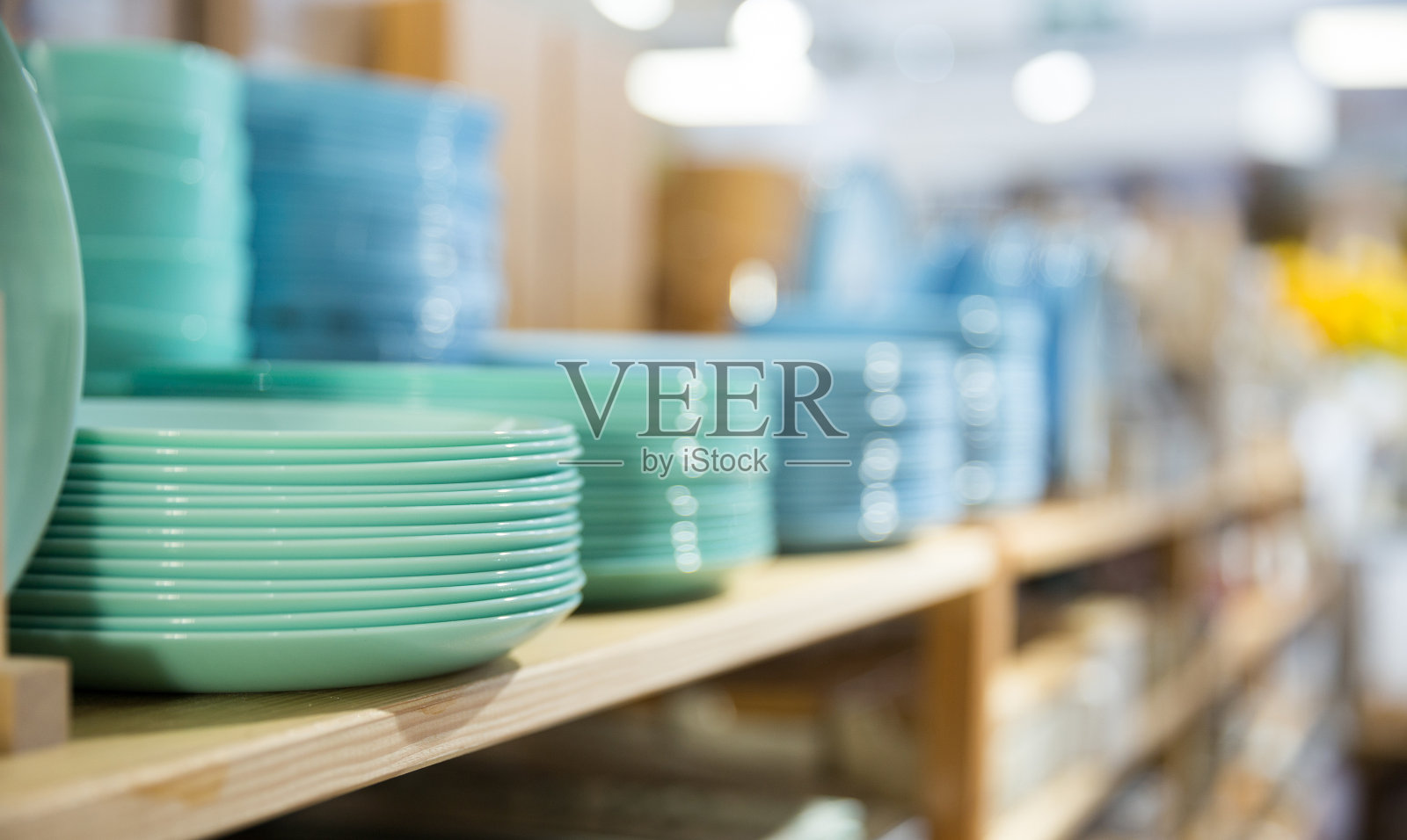 盘子堆放在超市餐具部的架子上照片摄影图片