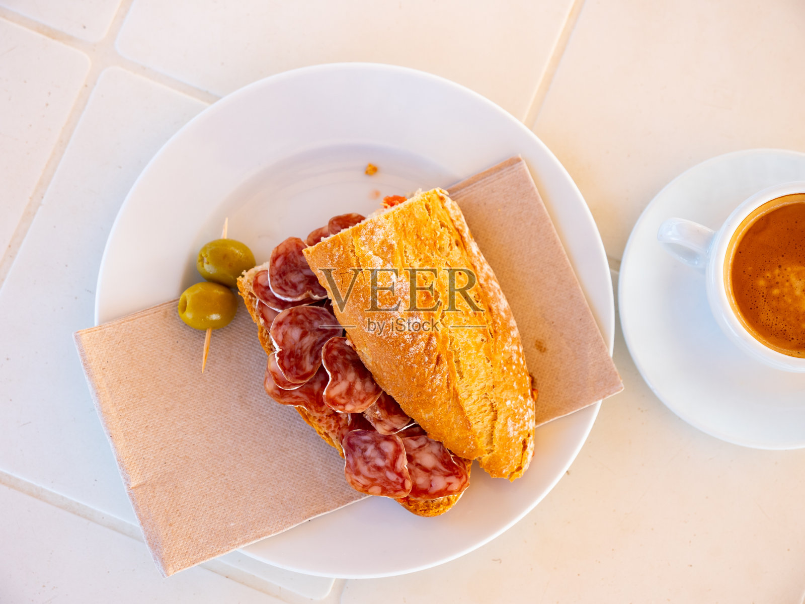 香肠和橄榄的三明治。西班牙早餐照片摄影图片
