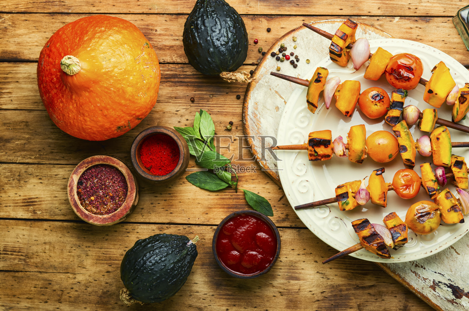 开胃蔬菜串在木桌上照片摄影图片