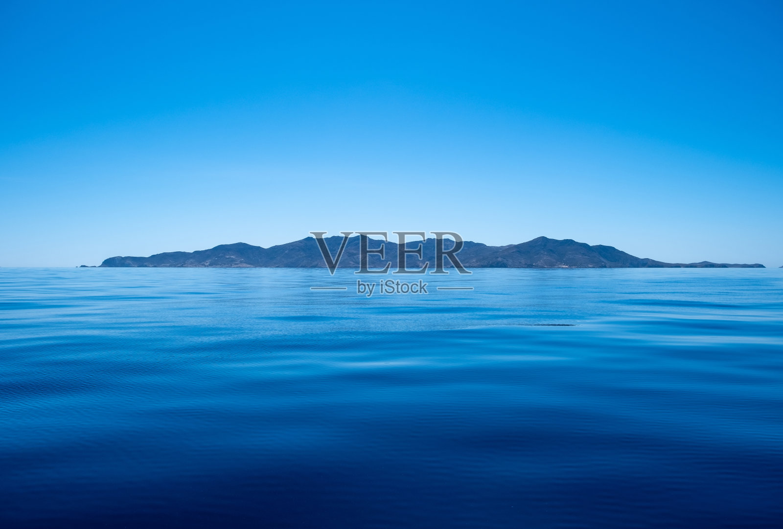 希腊。爱琴海。蓝天、陆地和平静的海水背景照片摄影图片