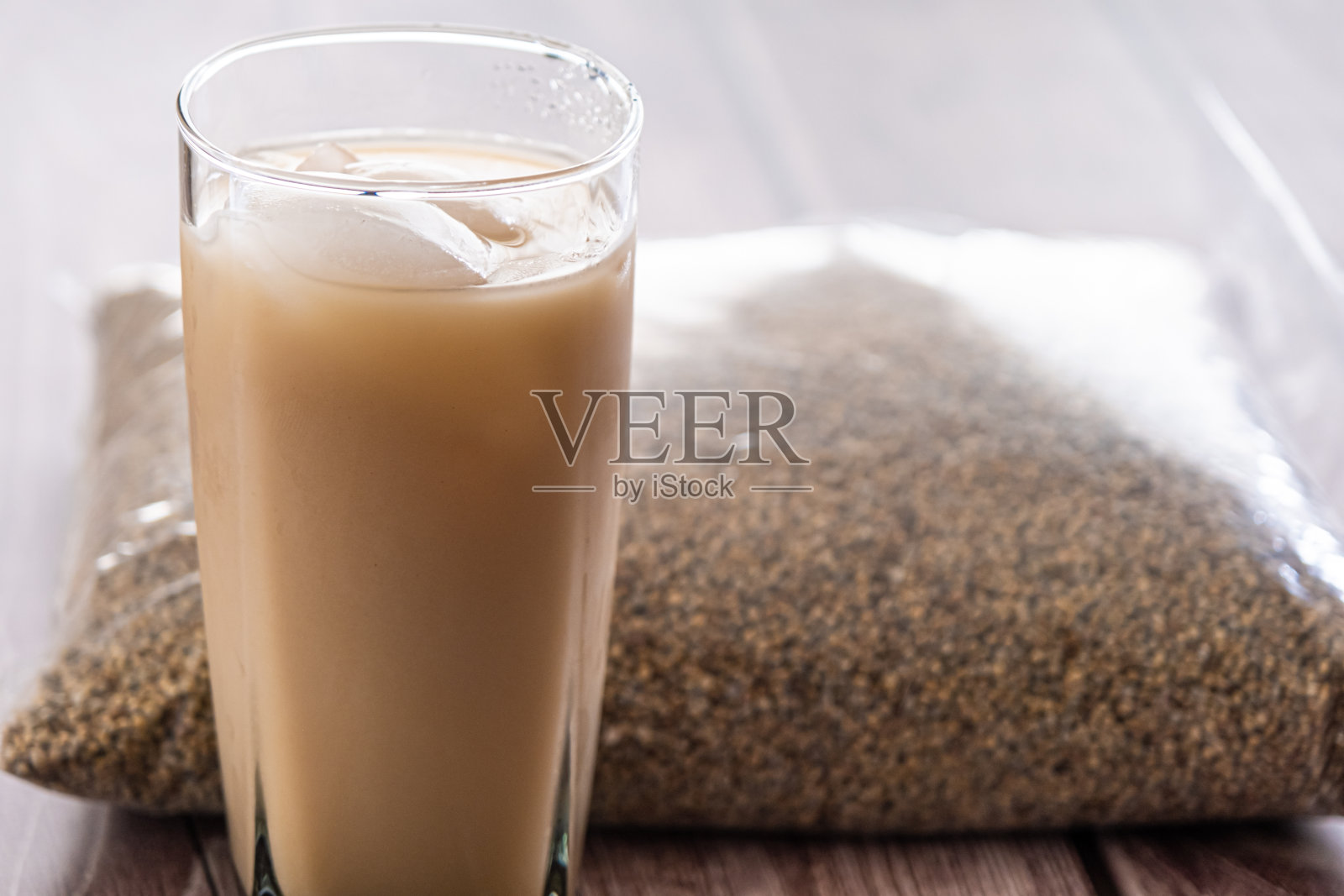 Kununzaki是尼日利亚的一种传统饮料，配上一袋小米照片摄影图片