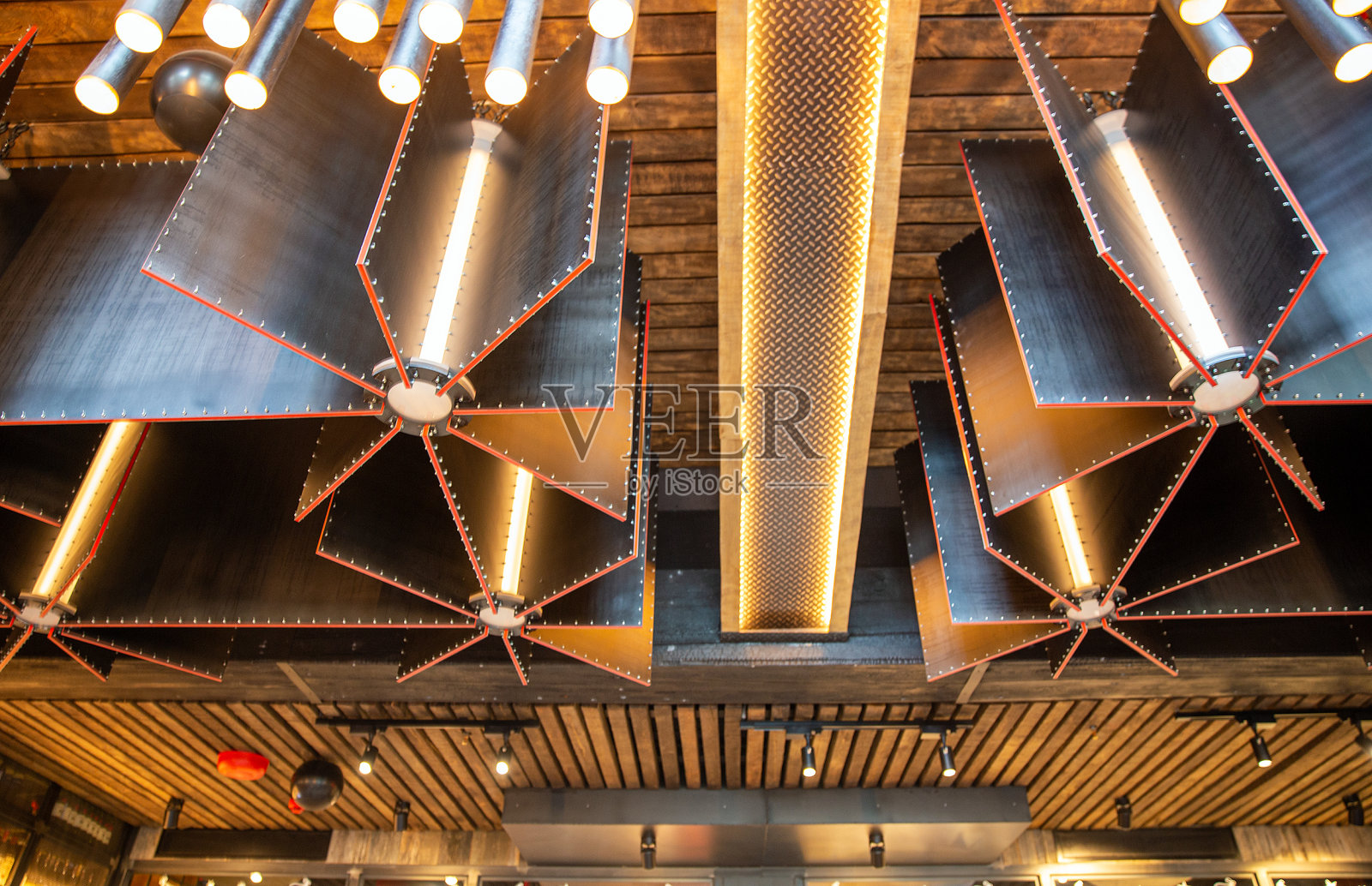 天花板上原有的乌尔拉现代风格吊灯照片摄影图片