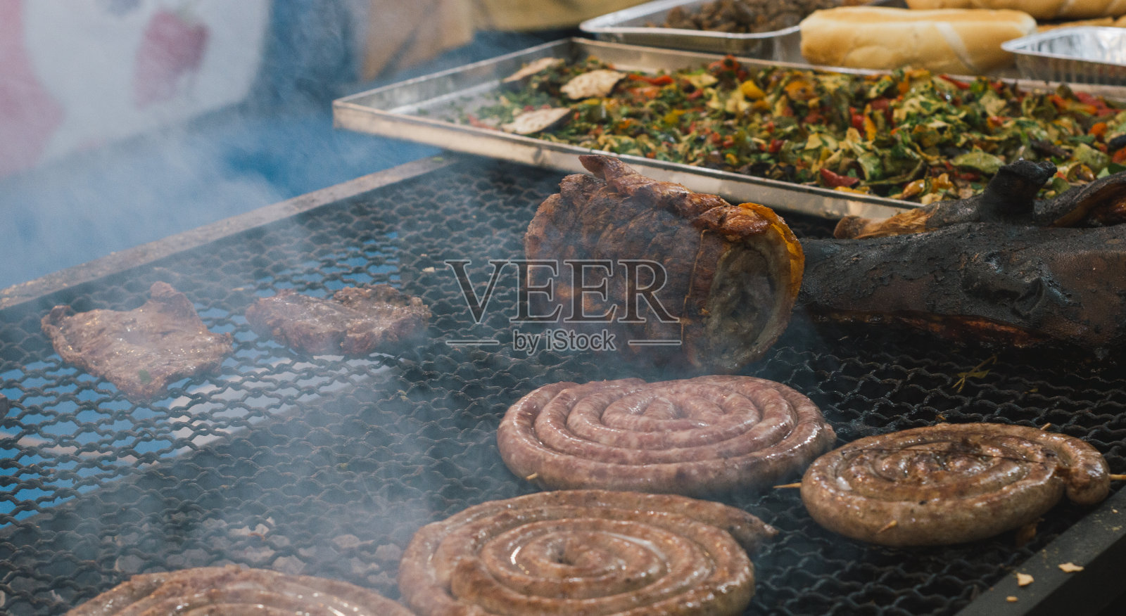 烤架上烤着许多香肠，猪肉照片摄影图片