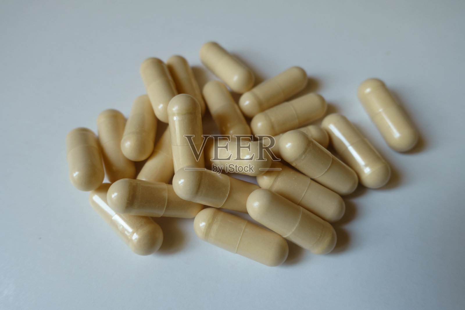 一小把米色的牛奶蓟提取物胶囊的特写照片摄影图片