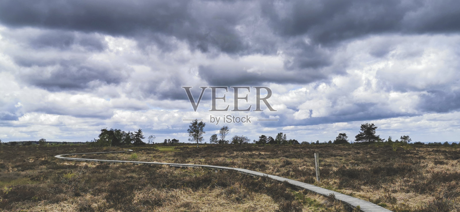 天空被上法涅河所覆盖照片摄影图片